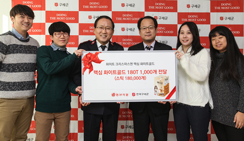 [동서식품 - 사진자료2] 동서식품, 맥심 화이트골드 스틱 18만개 구세군에 기부(2).jpg