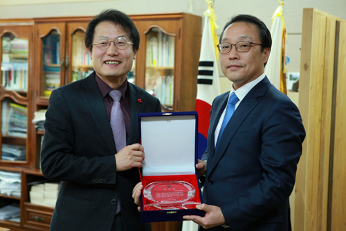 151229 동아오츠카 서울시교육청 감사패 수상 2.jpg