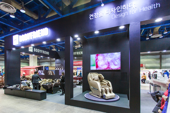 [보도사진]%20바디프랜드,%202016%20헬스앤뷰티%20위크서%20안마의자%20대거%20전시.jpg