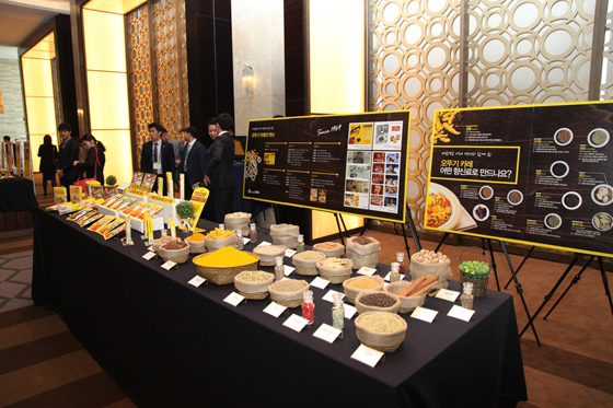 제5회카레및향신료심포지엄에서다양한카레원료와제품전시모습.jpg