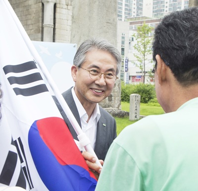 BGF리테일 홍석조 회장_2.jpg