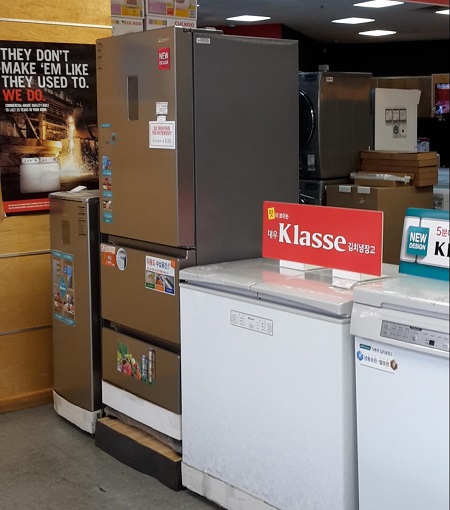 (((미국 한인 전자매장에 진열되어 있는 동부대우전자 김치냉장고.jpg
