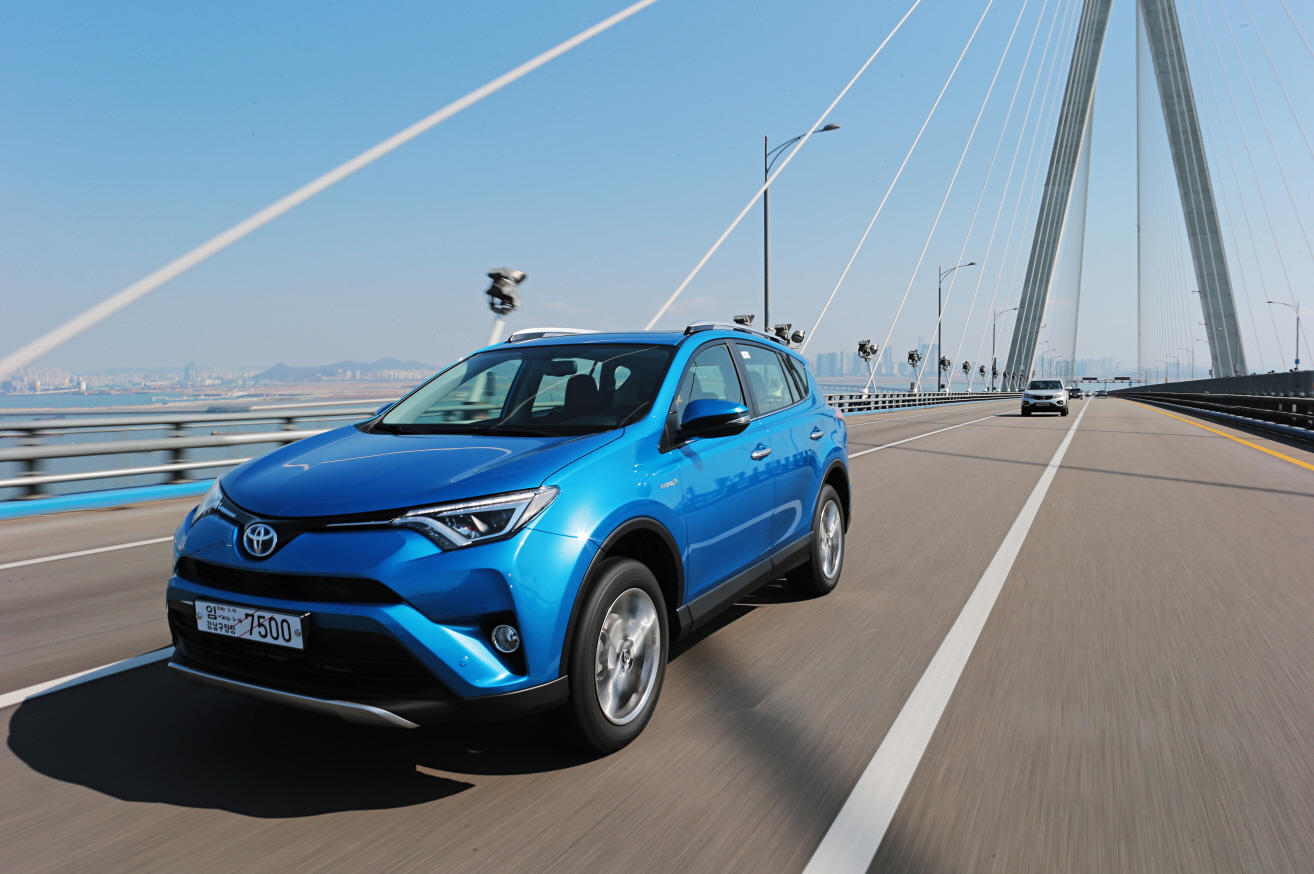 Toyota 2016 All New RAV4 Hybrid_Driving (2).JPG