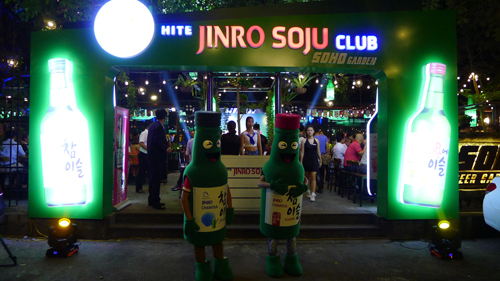 5.하이트진로는 8월말부터 11월 중순까지 베트남 하노이 시내에서 팝업스토어 '진로소주클럽'을 운영한다.jpg