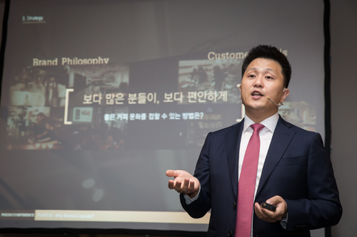 엠즈씨드 석재원 대표이사가 새로 출시한 '폴 바셋 바리스타 캡슐'을 설명하고 있다. 석 대표이사는 더 많은 고객이 폴 바셋 커피를 접할 수 있게 캡슐커피를 만들었다고.jpg