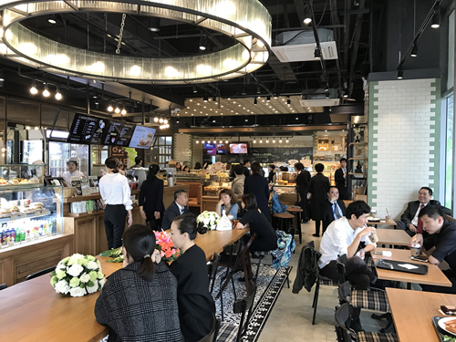 [CJ푸드빌_사진3] CJ푸드빌 해외 300호점인 FFC몰점 뚜레쥬르 및 투썸 매장에 붐비는 고객들.jpg