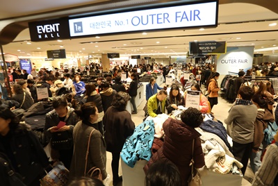 [롯데백화점] 세일 기간 고객들이 행사장에서 쇼핑하는 모습.jpg