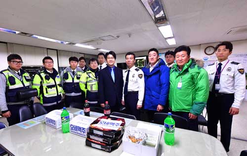 이미지_오비맥주 임직원 강남 경찰서 교통계 방문.jpg