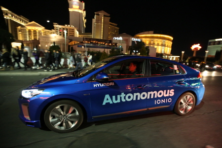 크기변환_170213 지능형안전기술센터 신설_라스베이거스 도심 야간 주행.jpg