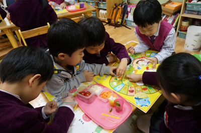 [사진 2] 풀무원 바른먹거리 캠페인 유치부 영양균형 게임.JPG