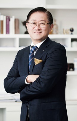 [아모레퍼시픽그룹] 서경배 대표이사 회장_최근 집무실.jpg