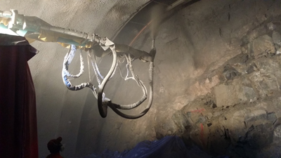 장비를 통하여 터널 내에 쇼크리트 타설하는 장면.jpg