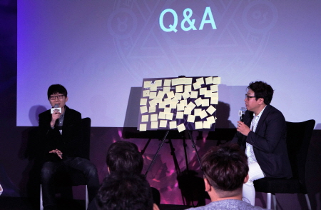 크기변환_[컴투스] 사진자료 - 더 서머너즈 파티_Q&amp;A 세션_ 이주환 컴투스 게임제작본부장(좌).jpg