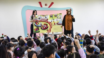 유한킴벌리 크리넥스 마스크가 24일 경기도 하남 소재의 명성 어린이집에서 동화책을 활용한 동화 구연 수업을 통해 아이들에게 미세먼지의 위험성과 올바른 대응 방안을 교육하고 있다..jpg