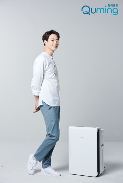 현대렌탈케어_현대큐밍 공기청정기(조인성 모델컷).JPG