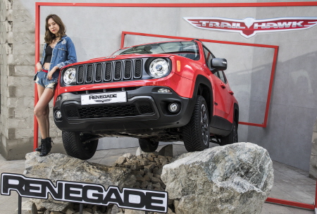 크기변환_지프 레니게이드 트레일호크 출시 (2).jpg