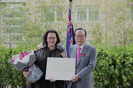 동원그룹) 김재철 동원그룹 회장(우)과 클레어 펀리 주한 뉴질랜드 대사(좌)_16일 오전 서울 용산구 뉴질랜드 대사관저.JPG