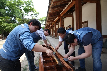 2017글로벌볼런티어위크(명륜당 창호지 교체)2.jpeg