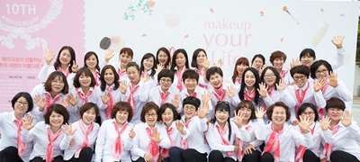 [아모레퍼시픽] 2017 메이크업 유어 라이프 자원봉사단의 모습.jpg