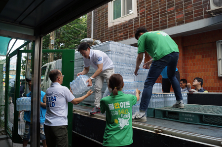 하이트진로 영등포 쪽방촌 생수지원2.JPG