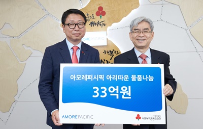 [아모레퍼시픽] 2017 아리따운 물품 나눔 기탁식_아모레퍼시픽그룹 그룹홍보실 이희복 상무, 사회복지공동모금회 박찬봉 사무총장(우).jpg