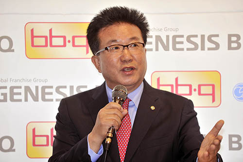 [사진] BBQ 김태천 대표이사가 패밀리-BBQ 동행방안을 발표하고 있다..jpg