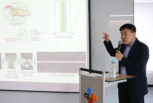 CJ제일제당 패키징센터 차규환 센터장이 CJ제일제당 HMR 제품에 적용된 포장 기술에 대해 설명하고 있다 (2).JPG