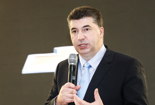 크기변환_한국지엠 디자인센터 행사_카허 카젬 사장0.jpg