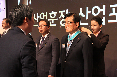 사진2. 수훈모습.jpg