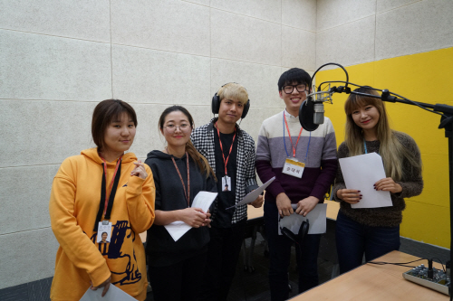 크기변환_[사진] 넷마블 직원들이 장애학생 교육용 동화책 영상 제작에 참여해 목소리 녹음을 하고 있다. 채널 넷마블 제공(2).jpg