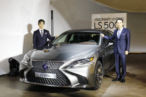 크기변환_사진자료_렉서스 LS 500h와 렉서스 인터네셔널 아사히 토시오 수석 엔지니어(좌), 렉서스 코리~.jpg