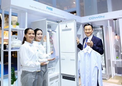 [사진자료1] 2018 CES 의류청정기 FWSS + 이해선 코웨이 대표이사.jpg