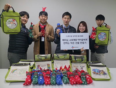 [CJ푸드빌] CJ푸드빌 직원들이 베트남 소외계층 아이들에게 전할 희망가방과 양말인형을 들고 있다..JPG