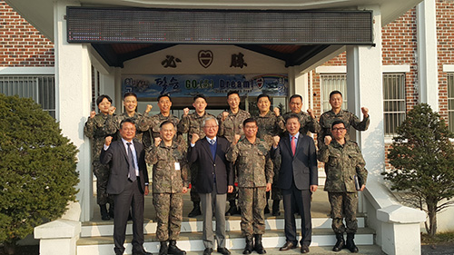 첨부 사진 2 (사진 하단 왼쪽에서 세번째 장병주 회장, 네번째 김성도 사단장).jpg