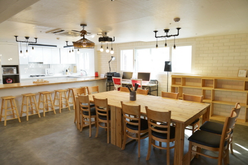 크기변환_[사진자료] 따뜻한 사회주택 미팅룸.jpg