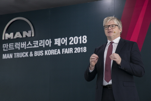 [크기변환][사진 5] 만트럭버스 얀 비트 (Jan Witt) AS 총괄 및 한국 시장 총괄 수석 부사장.jpg