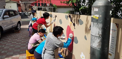 샤롯데봉사단이 벽화를 직접 그리고 있다.jpg