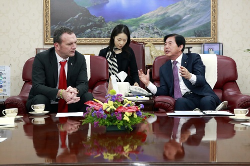 (((((도미닉 시뇨라 르노삼성차 사장 부산상공회의소 방문_02.jpg