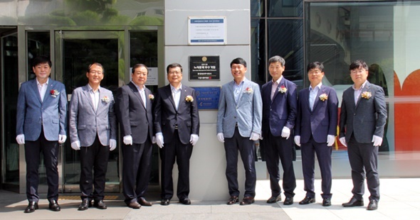 9일 노사문화우수기업현판식에서 롯데제과 민명기 대표(왼쪽 네 번째)와 양승철 서울지방고용노동청 지청장(오른쪽 네 번째)이 임직원들과 기념촬영을 하고 있다.jpg 9일 노사문화우수기업현판식에서 롯데제과 민명기 대표(왼쪽 네 번째)와 양승철 서울지방고용노동청 지청장(오른쪽 네 번째)이 임직원들과 기념촬영을 하고 있다.jpg