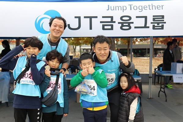 [J 트러스트 그룹] ‘스마일런 마라톤 대회' 후원 참여(3).jpg