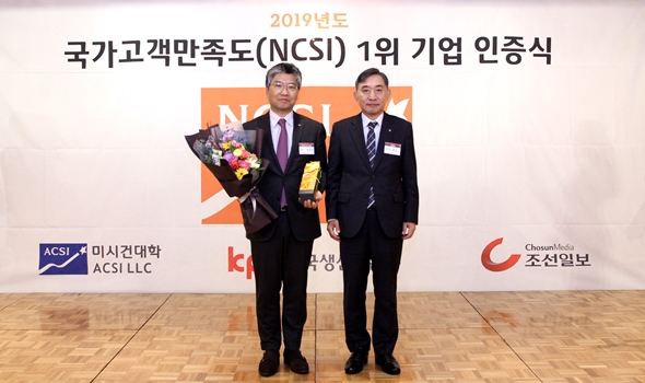 10일 소공동 롯데호텔에서 열린 국가고객만족도 1위기업 인증식에서 CJ ENM 오쇼핑부문 허민호 대표이사(왼쪽)가 기념촬영을 하고 있다.jpg 10일 소공동 롯데호텔에서 열린 국가고객만족도 1위기업 인증식에서 CJ ENM 오쇼핑부문 허민호 대표이사(왼쪽)가 기념촬영을 하고 있다.jpg