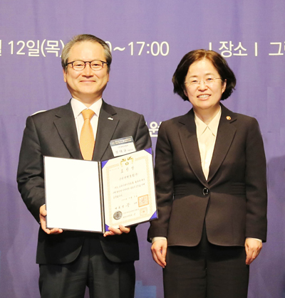사진1) CCM 최우수기업 선정 및 대통령 표창 수상(19.12.12).jpg 사진1) CCM 최우수기업 선정 및 대통령 표창 수상(19.12.12).jpg