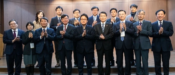 은성수 금융위원장(앞줄 오른쪽에서 네 번째), 민병두 국회 정무위원장(앞줄 오른쪽에서 다섯 번째), 김상조 청와대 정책실장(앞줄 오른쪽에서 여섯 번째) 등 참석자들이 기념사진을 찍고 있다.