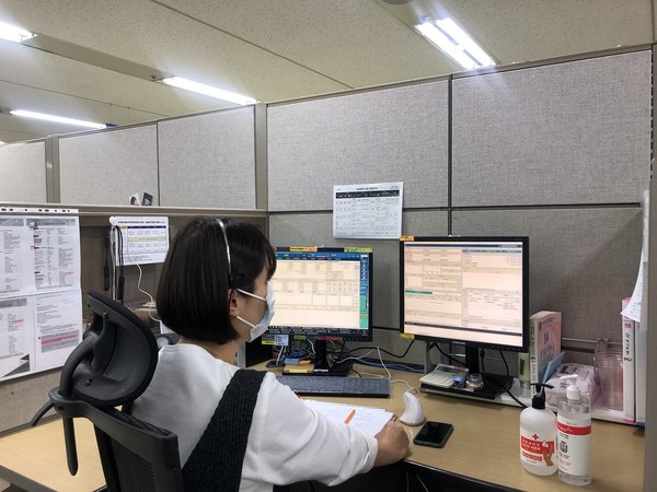 ▲서울 강남구 역삼동 소재 신한은행 고객상담센터 사무실의 파티션 공사 전, 후 사진. 파티션 높이를 기존 63㎝에서 93㎝로 높였다.