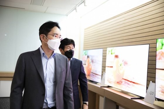 ▲지난 3월19일 삼성디스플레이 아산사업장을 방문한 이재용 부회장