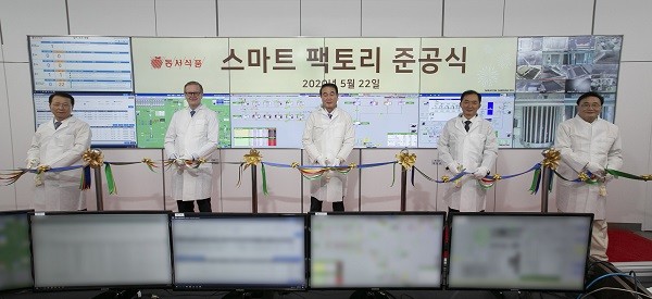 ▲22일 인천시 부평구의 동서식품 부평공장서 열린 스마트팩토리 개관식에서 이광복 동서식품 사장(가운데) 을 비롯해 임원들이 테이프 커팅을 하고 있다.