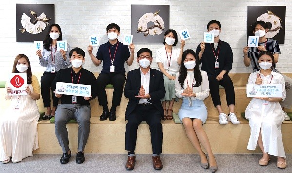 ▲조경수 롯데푸드 대표(아랫줄 왼쪽에서 세번째)는 6월 10일 서울 영등포구 본사에서 임직원들과 #덕분에챌린지에 동참했다.