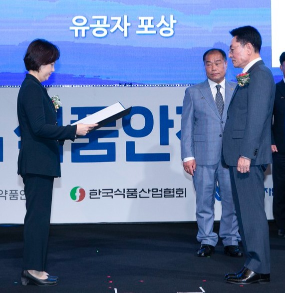 ▲12일 서울 중구 대한상공회의소에서 열린 '제19회 식품안전의 날' 기념식에서 이창환 동서 회장이 이의경 식품의약품안전처장으로부터 동탑산업훈장을 수상하고 있다.