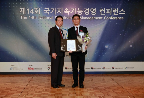 ▲NS홈쇼핑이 ‘제 14회 국가지속가능경영 컨퍼런스’에서 사회공헌부문 보건복지부장관상을 수상했다. (좌)한국언론인협회 성대석 회장, (우) NS홈쇼핑 마케팅기획실 한상욱 이사