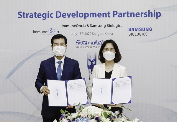 김태한 삼성바이오로직스 대표(왼쪽)와 송윤정 이뮨온시아 대표